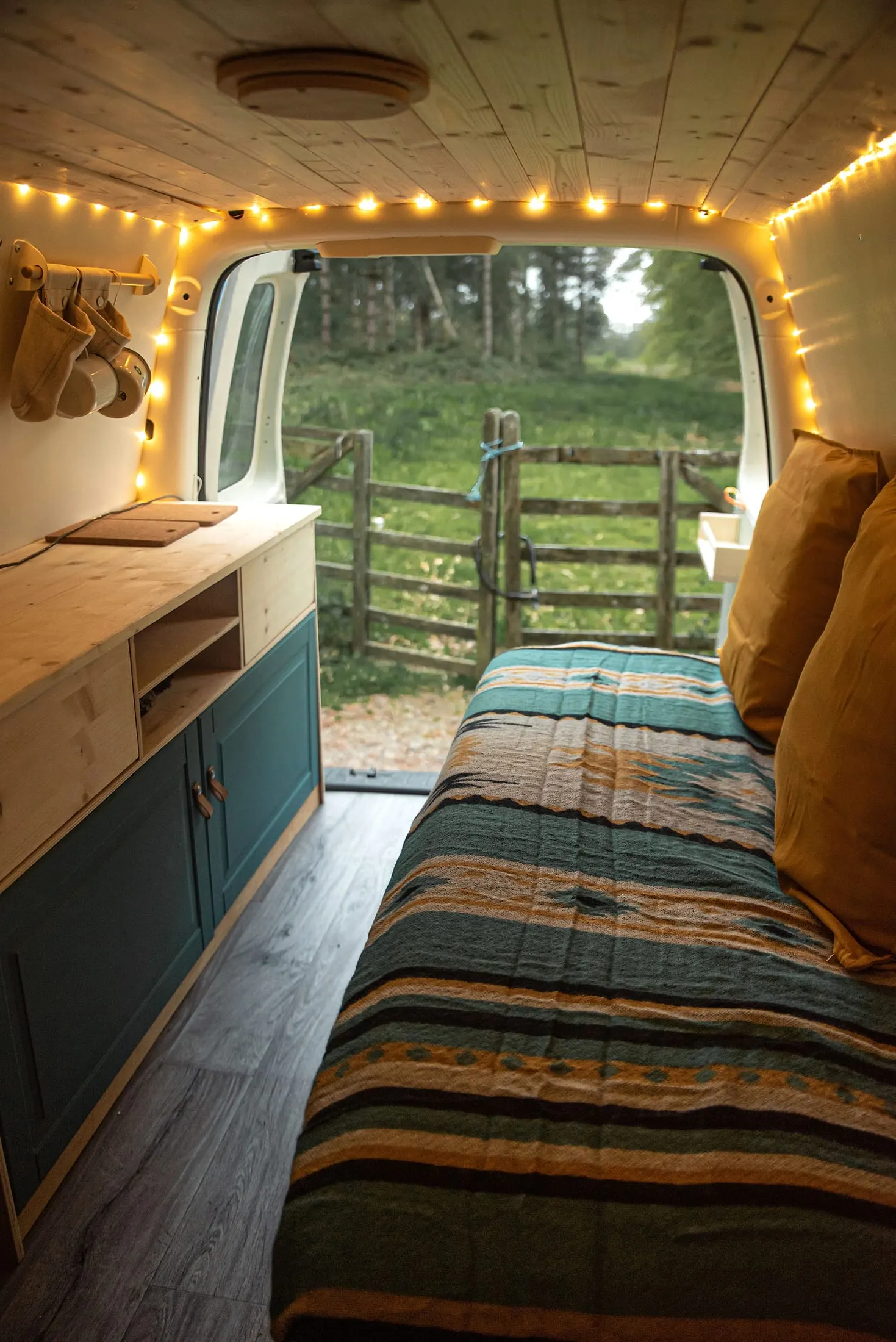 Handgebauter Camper-Innenausbau mit Holzdecke und Möbelzeile