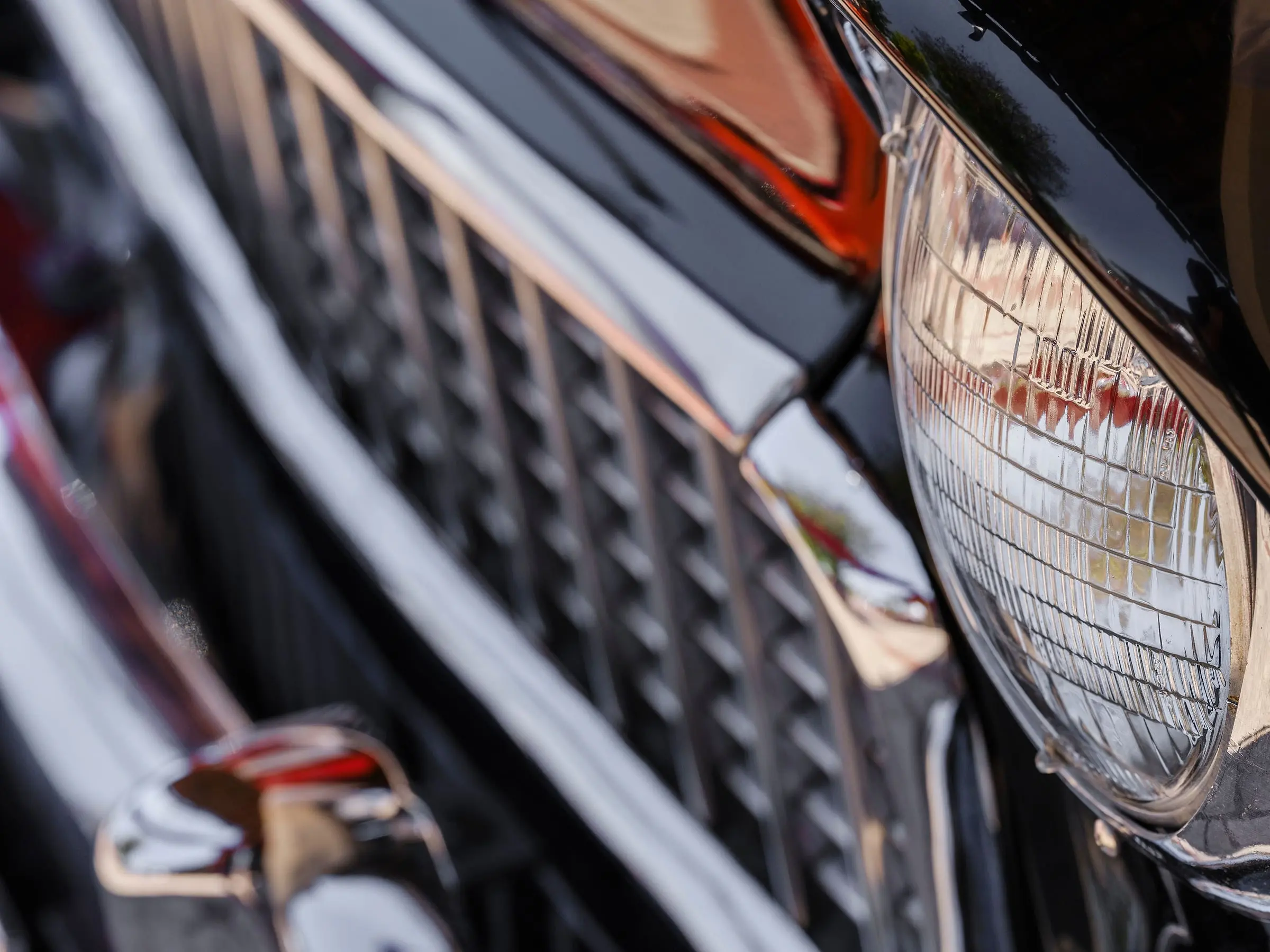 Chrom-Grill und Scheinwerfer eines Oldtimers