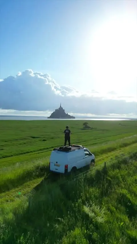 Kundenfahrzeug vor dem Mont-Saint-Michel