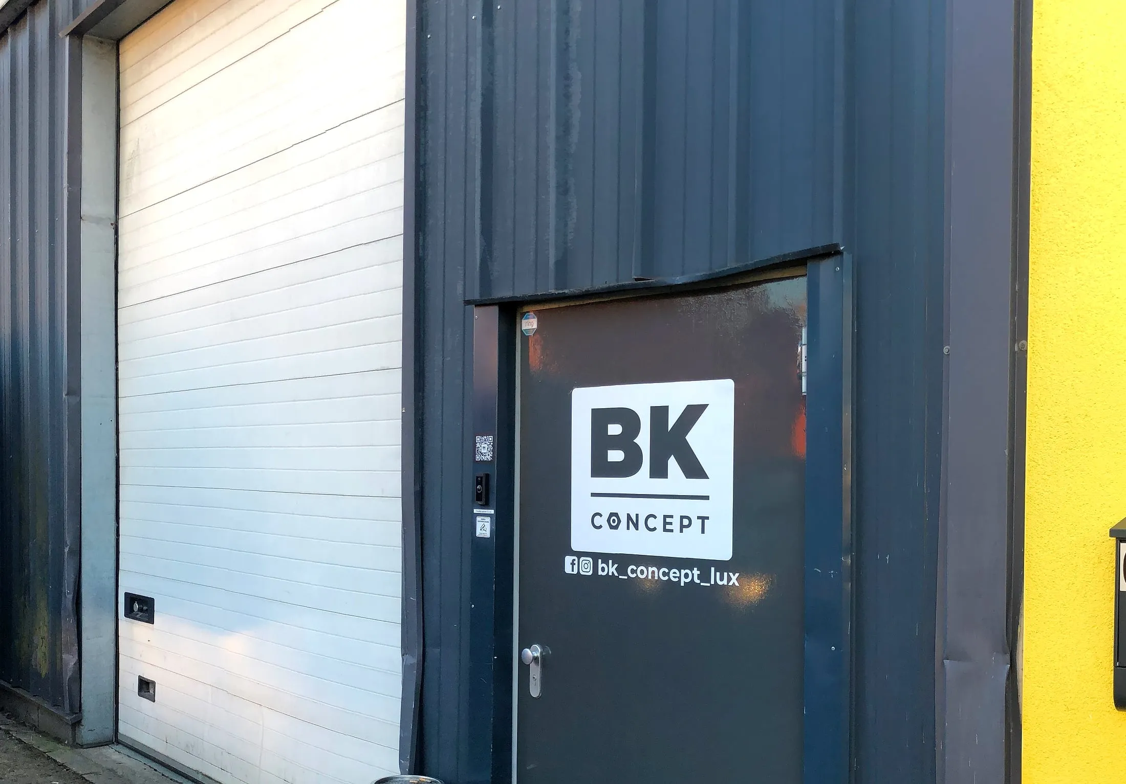 Tor und Eingangstür der Halle in der Rue du Commerce, mit BK-Concept-Logo