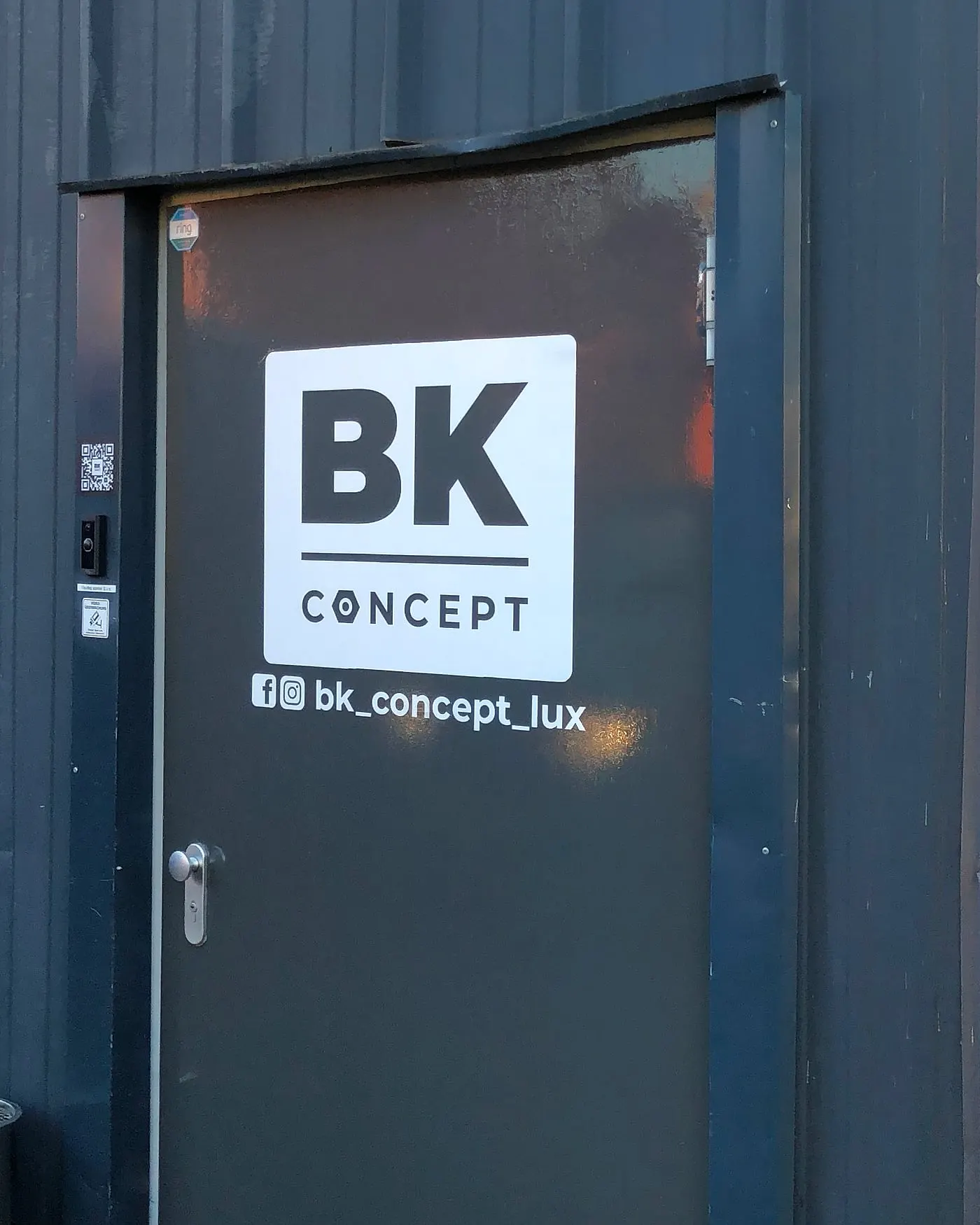 Eingangstür der Werkstatt mit BK-Concept-Logo